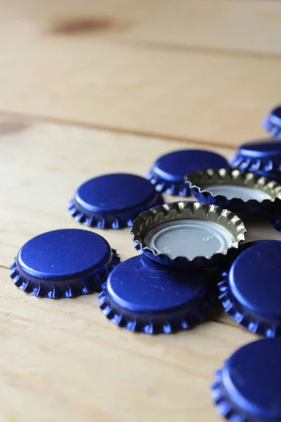 Lado Vista Tapas Botellas Cerveza Azul Una Mesa Madera Rústica — Foto de Stock