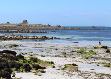 Brest, Fransa, 28 Temmuz 2017: Britttany France yakınlarındaki La Greve Blanche, Plougerneau 'da kayalık kıyı şeridi ve güzel altın kumsal manzarası. Brittany çok popüler bir turizm merkezidir.