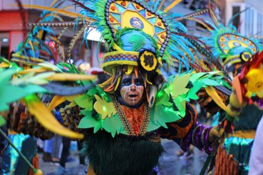 Aalst, Belçika, 23 Şubat 2020: Geleneksel Mardi Gras geçit töreninde renkli kostüm danslarına katılan tanınmamış bir karnaval katılımcısı. Sokak geçidi her yıl binlerce seyirciyi çeker..