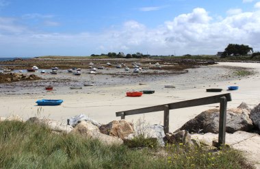 Finistere, Britttany, Fransa 'daki Plouguerneau yakınlarındaki Beg Ar Spins' deki güzel kumsal ve liman manzarası.
