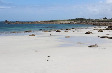 Fransa 'nın Britttany kentindeki Plouguerneau yakınlarındaki La Greve Blanche' deki güzel kumsal manzarası.