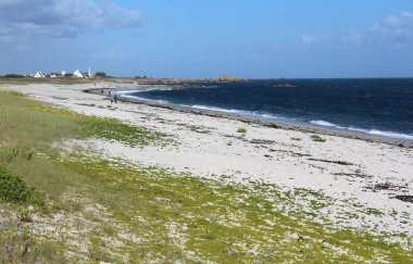 Quimper, Fransa, 23 Temmuz 2017: Brittany, Quimper yakınlarındaki Treffiagat 'taki güzel beyaz kumsal. Finistere bölgesi çok popüler bir yaz tatili merkezidir..