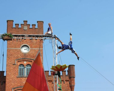 Aalst, Belçika, 27 Ağustos 2017: Açık hava festivali Cirk sırasında Aalst istasyonunun dışında akrobatik ikilisi Circus unartiq sahne aldı. Cirk Belçika 'da her yıl düzenlenen popüler bir yaz sokak festivali..