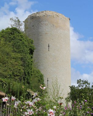 Niort, Fransa, 21 Temmuz 2017: Ortaçağ şatosu Chateau Coudray- Salbart, Niort yakınlarındaki Echire. Deux-Sevres 'te 13. yüzyılda popüler bir turizm merkezi, şu anda restore ediliyor..