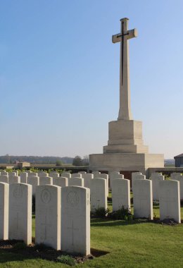 Leeper, Belçika, 8 Nisan 2017: 907 İngiliz, Kanadalı ve Batı Hint askerlerinin ebedi istirahatgahı olan Belçika 'nın Ypres kenti yakınlarındaki birinci dünya savaşı mezarlığına akşam manzarası