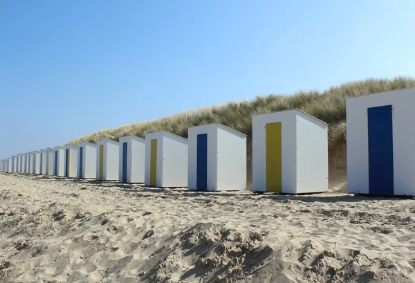 Una Fila Cabañas Playa Idénticas Una Playa Arena Cadzand Bad —  Fotos de Stock