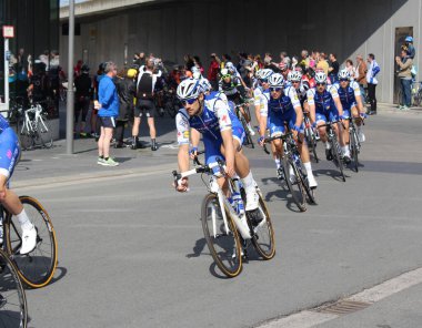 Aalst, Belçika, 2 Nisan 2017: Tom Boonen Aalst caddelerinde Flanders Turu 'nda yarışıyor. Bu en önemli Flaman bisiklet etkinliği ve bisiklet yılının beş anıtından biridir..