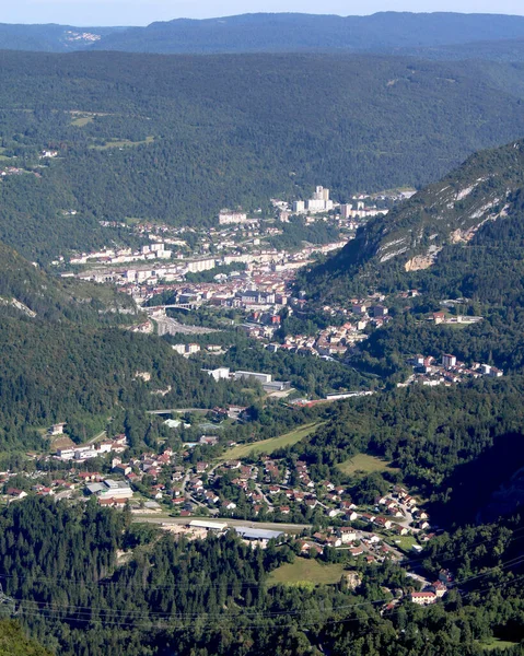 从Belvedere Roche Blanche的观点看法国Jura的Sainte Claude镇的空中景观 — 图库照片
