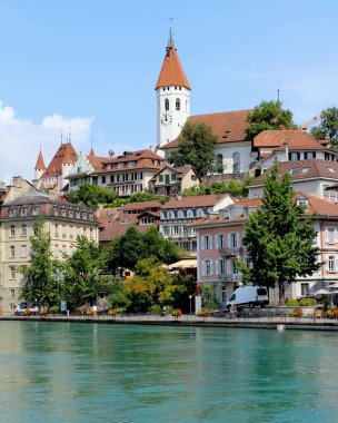THUN, SWitzERLAND, 28 Temmuz 2016: Bern kantonundaki Aare nehrine bakan İsviçre 'nin Thun ve kasaba kilisesinin manzarası. Burası popüler bir turizm merkezi..