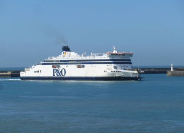 DOVER, İngiltere, 13 Mayıs 2015: Dover Limanı manzarası ve bir yanaşma feribotu. P & O, İngiltere, İrlanda ve Kıtasal Avrupa arasında feribot işleten İngiliz feribot şirketidir..                               