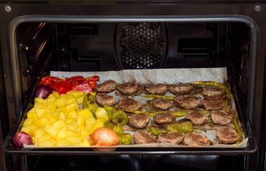 Köfte ve patates pişirmeye hazır.