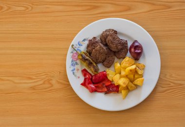 Köfte ve patates pişirmeye hazır.