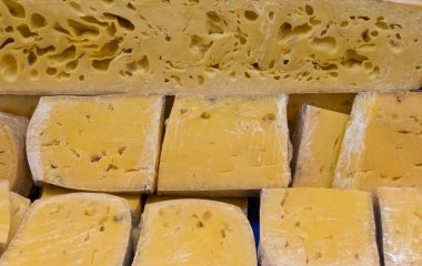 Küflenmiş ve dilimlenmiş çedar peyniri.