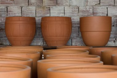 El yapımı süsler, sürahiler, sepetler, diğer süsler.