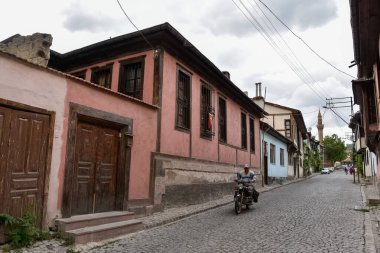 Afyonkarahisar, Türkiye, 28.07.2017 eski yerleşim yeri ve tarihi evler, Afyonkarahisar sokakları. Haber amaçlı..
