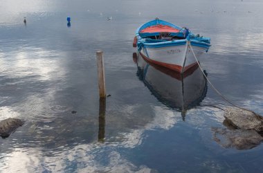balıkçı barınağı, deniz, balıkçı tekneleri, manzara fotoğrafları.