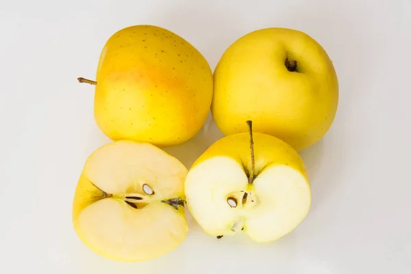 Фотографії Натуральних Жовтих Яблук Білому Тлі — стокове фото