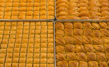 tepside çeşitli şekillerde baklava