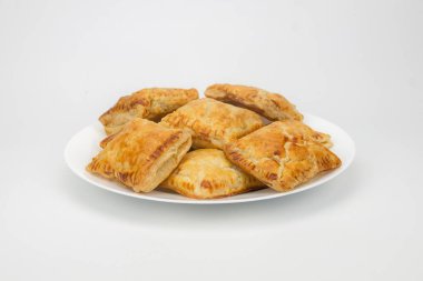 Beyaz arkaplanda izole edilmiş bir tabakta Guava puf böreği