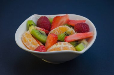 Beyaz kasede taze meyve tatlısı.