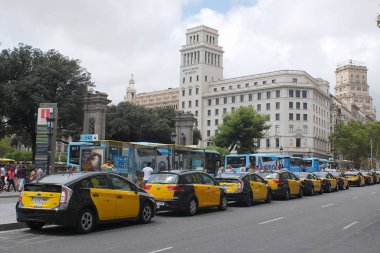 Barcelona, İspanya - Ağustos 2014: Plaza de Plaza yakınlarında büyük taksi kuyruğu 