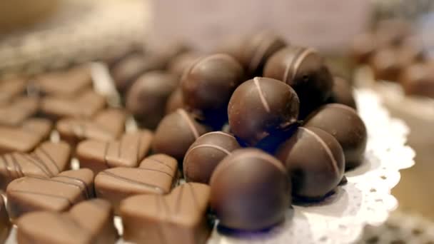 Chocolat en forme de cœur et de boules — Video