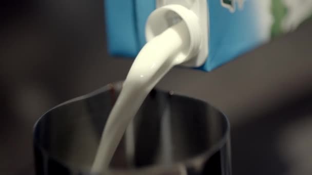 Milch in einen eisernen Becher gegossen. Nahaufnahme — Stockvideo