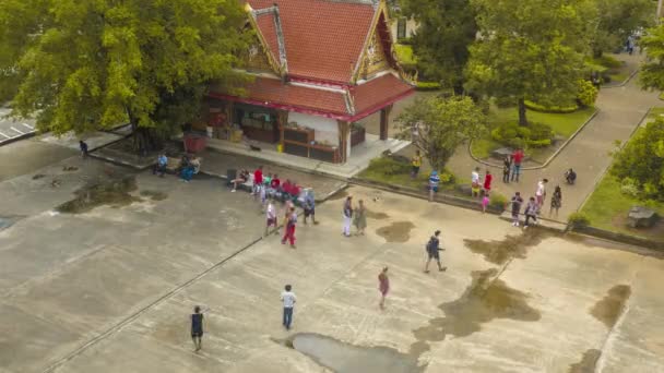 Många turister i Wat Chalong i Phuket — Stockvideo