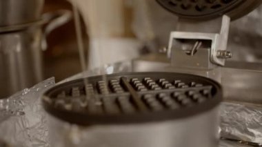 Sıvı waffle ızgarasına dökülüyor. Yakın plan.
