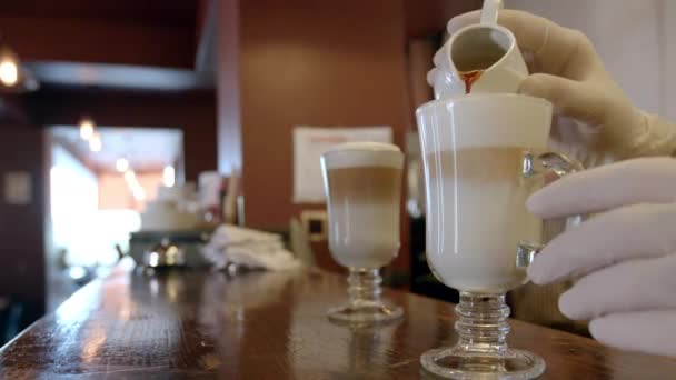 Barista prepara café com leite no bar — Vídeo de Stock