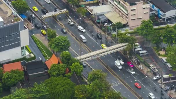 Widok z góry na drogę Bangkok i samochody z Baiyoke nieba — Wideo stockowe