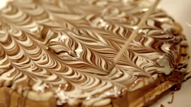 Les motifs de bâton sont appliqués sur les gaufres au chocolat au ralenti — Video