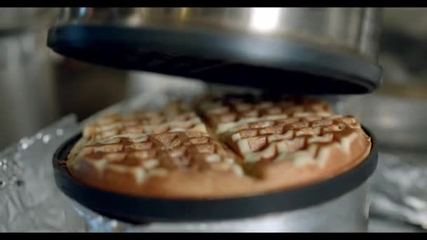 Waffeln in Waffeleisen-Nahaufnahme — Stockvideo