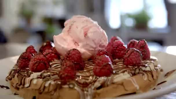 Waffles com framboesas cobertas de chocolate e sorvete — Vídeo de Stock