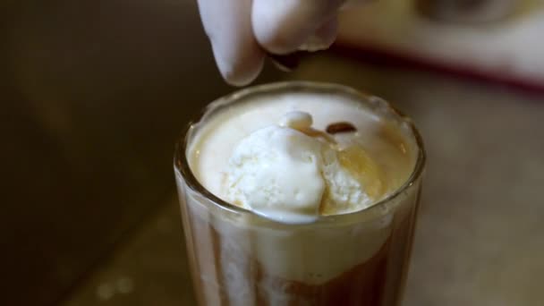 Barista dekorerar glass med kaffebönor, närbild. — Stockvideo
