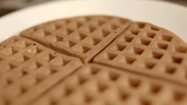 Waffles on a plate close-up in slow motion — Stok Video