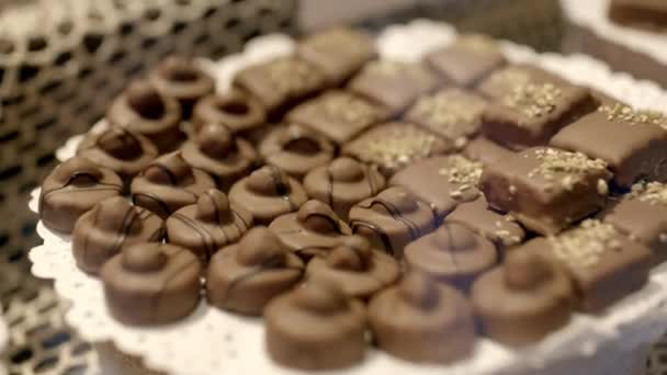 Şekerci dükkanında farklı tipte çikolatalar, yakın çekim. — Stok video