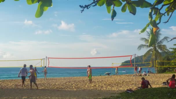 Timelapse video jongens spelen Beach Volleybal — Stockvideo