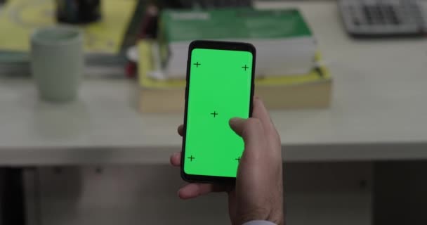 Mobiltelefon kézi zöld képernyős kijelzővel — Stock videók