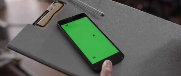 緑の画面表示と人間の手の携帯電話 — ストック動画