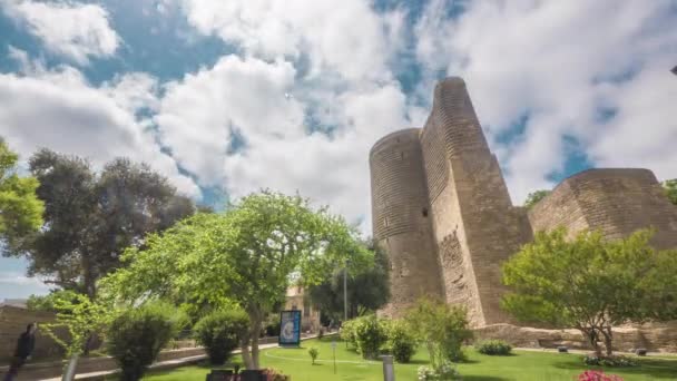 Baku, Azerbeidzjan - 10 april 2016 Maiden Tower Time-lapse video — Stockvideo