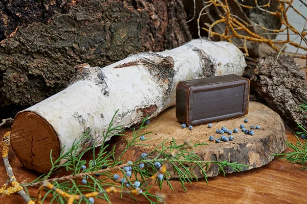 Ein Stück Seife Auf Einem Holztisch Naturseife lizenzfreie Stockbilder