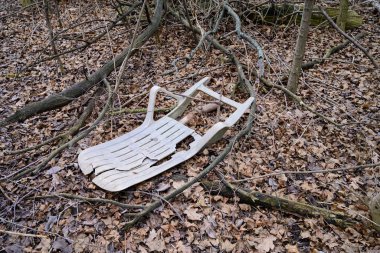 ormanda plastik çöp