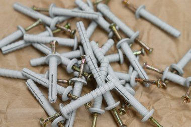 Kraft kağıdına çivi çakın, toplanın.