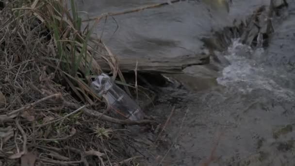 Une Femme Recueille Une Bouteille Plastique Eau — Video