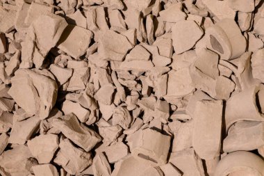 Kırık kırmızı çömlek