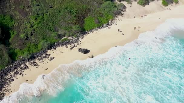 Hacia atrás movimiento aéreo-tropical arena blanca olas de playa y el océano azul claro — Vídeos de Stock