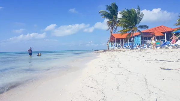 Μια όμορφη αμμώδης παραλία στον παράδεισο Καραϊβική μπροστά από την Κούβα — Φωτογραφία Αρχείου