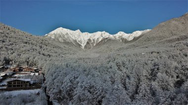 Achishkho Dağı. Görüntü Krasnaya Polyana 'dan. Dji Mavik Pro 'nun deniz seviyesinden 150 metre yükseklikte bir kuadrokopterden ateş ediliyor. 01.2019