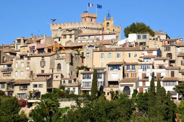 Fransa, Fransız Rivierası, Haut de Cagnes sur Mer, tepenin üstündeki bu pitoresk köy Cagnes sur Mer 'in en eski ilçesidir. Ressam Auguste Renoir Akdeniz 'in ışığına aşık buraya yerleşti..